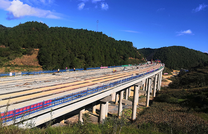 1635734443442668.jpg 五福2號(hào)大橋進(jìn)入T梁吊裝階段 xiao.jpg