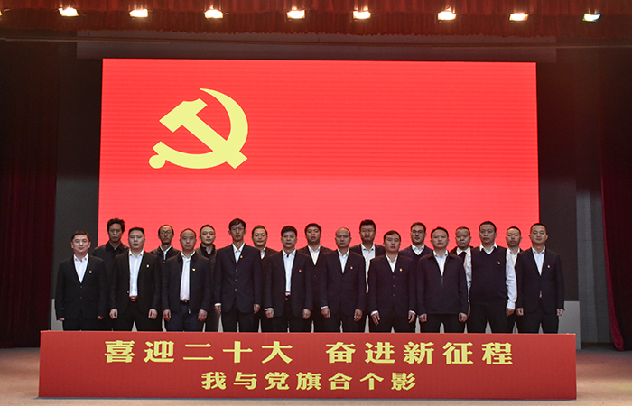 1665997805846333.jpg 小圖-基層經(jīng)理黨旗下的合影.jpg